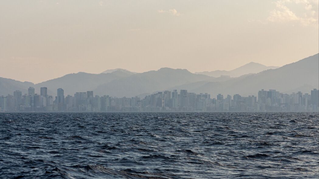 城市风光融山脉大海，海浪穿雾显奇观，4K超清壁纸，3840x2160高清下载
