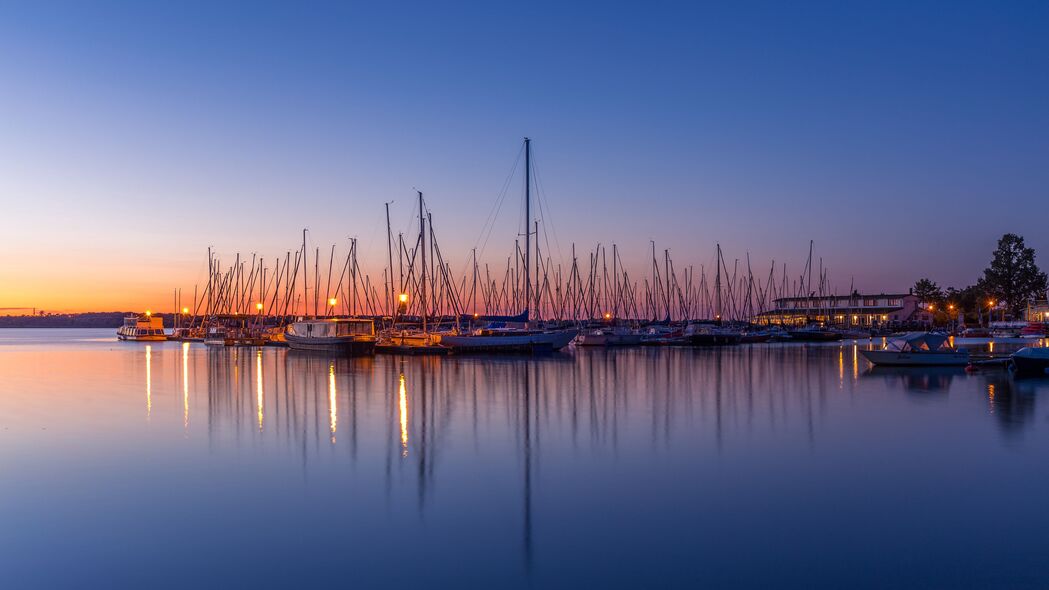 【绝美景色】船泊黄昏码头，海景如画——4K高清壁纸下载（3840x2160）
