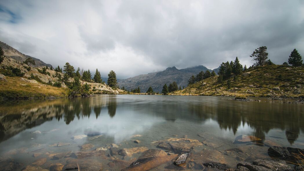 山云树湖绝美自然，4K超清壁纸，3840x2160高清风景图片，一键下载
