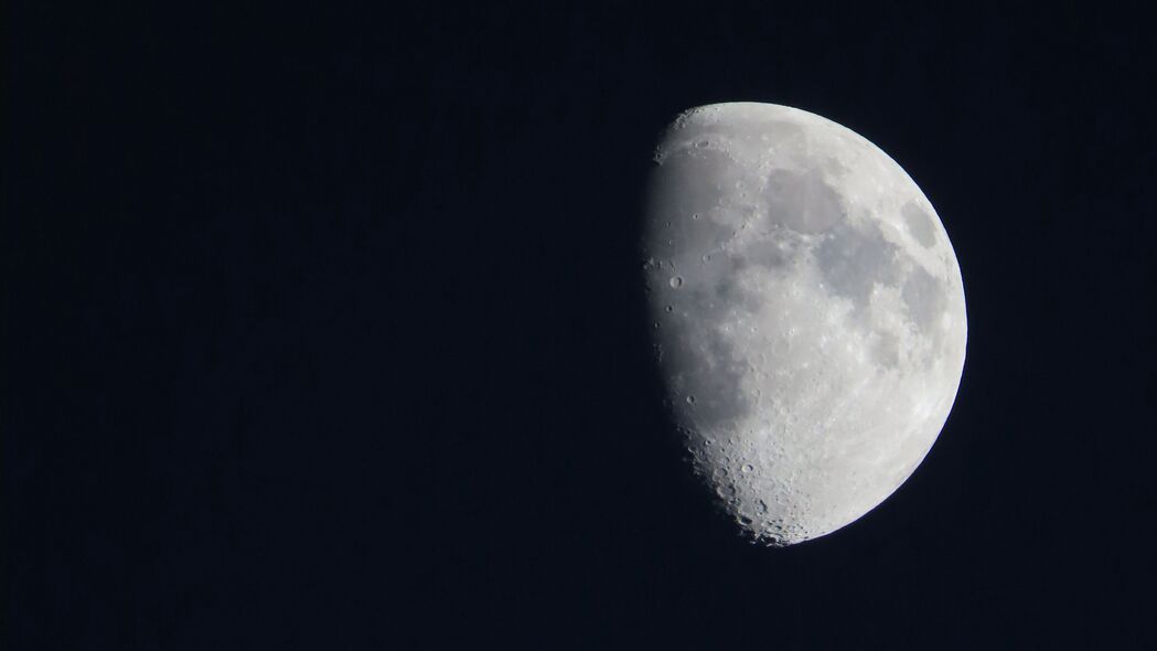 夜晚月影，高清4K黑暗天空壁纸，3840x2160分辨率，免费下载