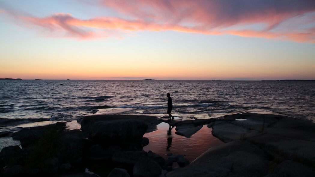 剪影黄昏，独自漫步黑暗海岸，绝美4K大海壁纸，3840x2160超清下载