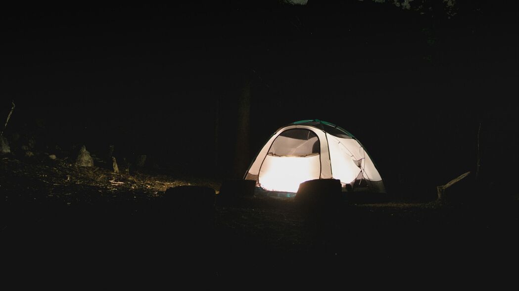 夜晚深色剪影帐篷与树木，4K高清壁纸，3840x2160超清分辨率下载