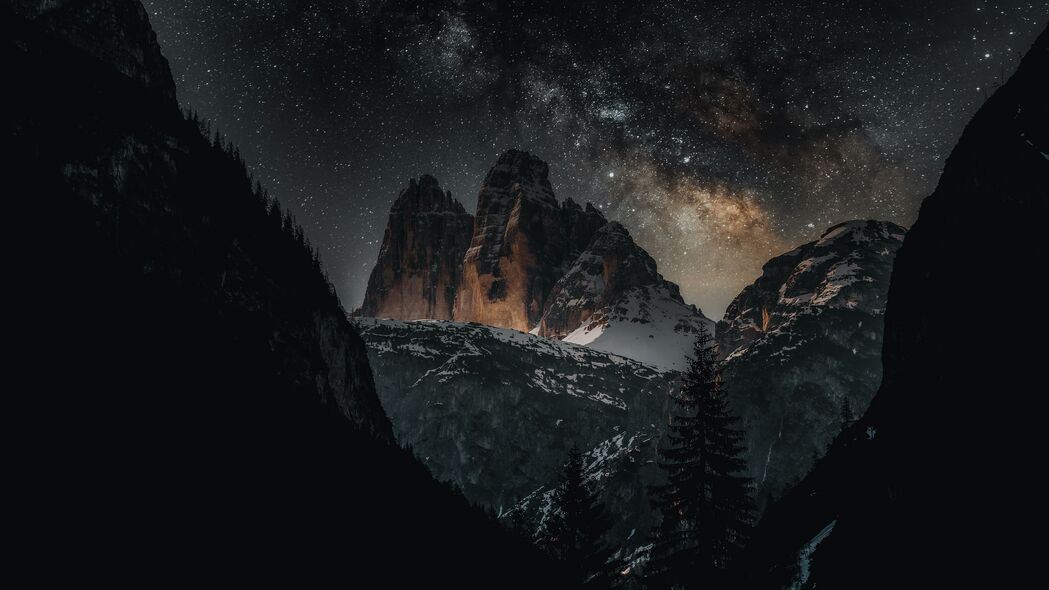 夜晚山脉星空高清壁纸，深色风景，4K超清3840x2160分辨率，免费下载