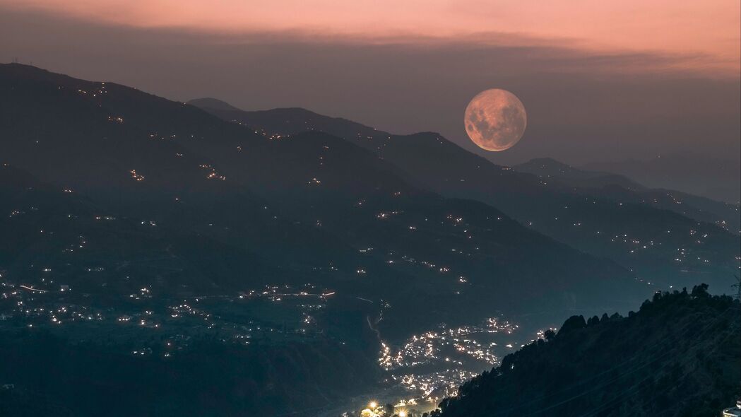 夜间山脉与城市灯火，高清4K月光雾景壁纸，3840x2160超清下载