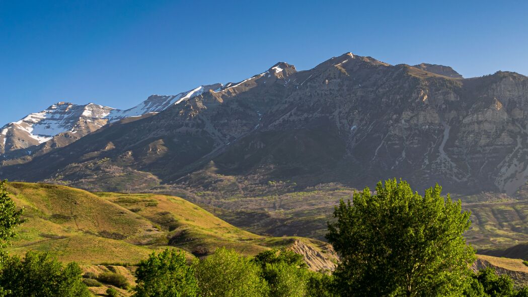 山脉丘陵山谷自然美景，4K超高清壁纸，3840x2160分辨率，畅享自然风光！