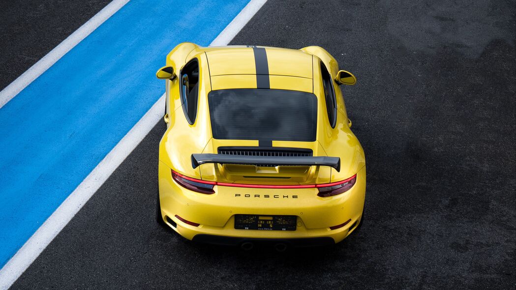 保时捷911黄色赛道风采，绝美4K壁纸，高清3840x2160分辨率，一键下载汽车美图
