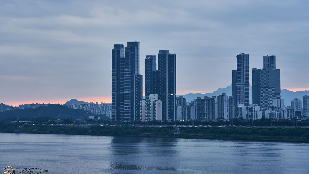 城市黄昏建筑美景，4K高清壁纸，3840x2160分辨率，水天一色，尽在眼前！
