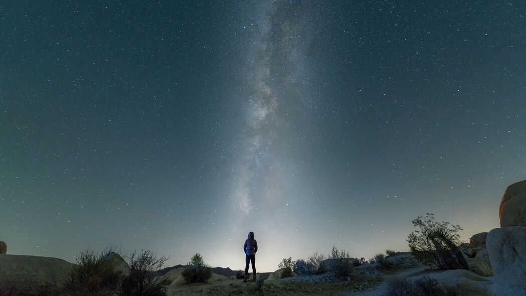 男人独享星光沙漠之夜，绝美4K高清壁纸，3840x2160分辨率免费下载