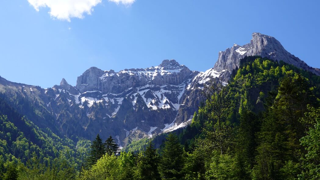 山脉森林云景，高清4K壁纸下载，3840x2160超清分辨率