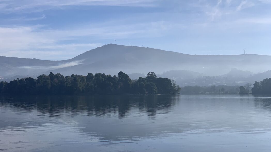 绝美湖泊森林雾景，4K高清壁纸下载，3840x2160分辨率自然美景尽收眼底