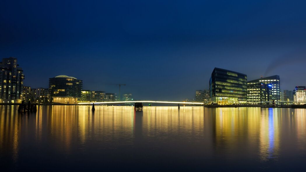 城市夜景，建筑物与码头灯光映水，绝美4K高清壁纸（3840x2160）