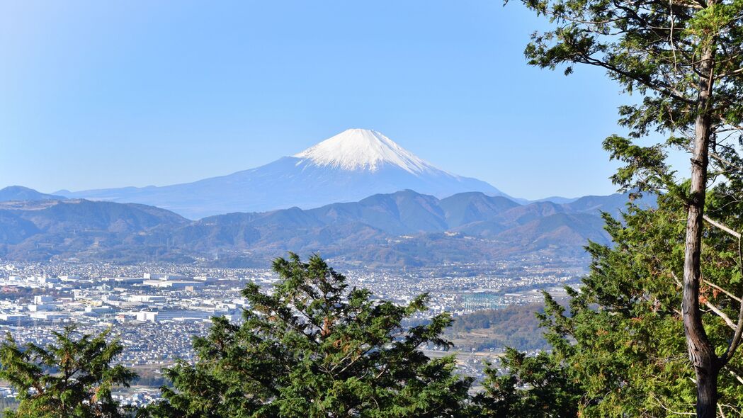 富士山美景尽览，日本火山城市山谷4K高清壁纸，3840x2160超清画质，一键下载！
