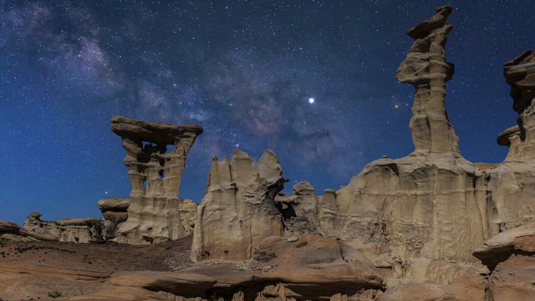 夜间峡谷星空，高清4K岩石与天空风景壁纸（3840x2160）免费下载