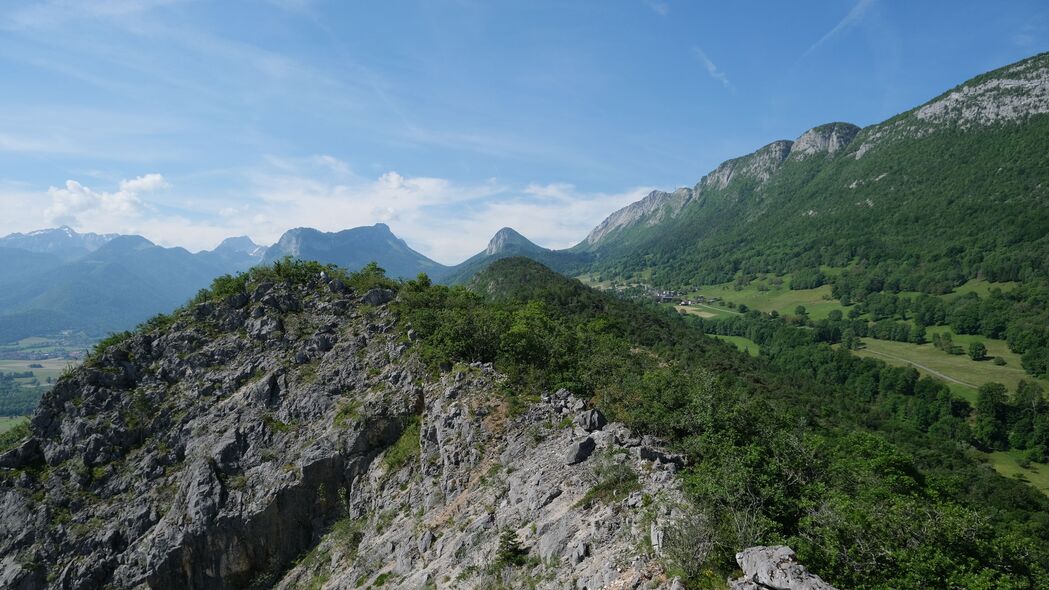 山脉浮雕草地绝美风景，超清4K自然壁纸，3840x2160高清下载