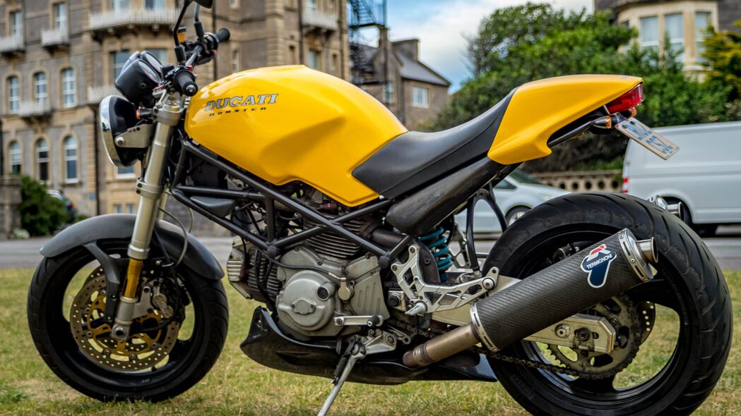 Ducati 摩托车自行车4K高清壁纸，炫酷黄色，3840x2160分辨率，免费下载！