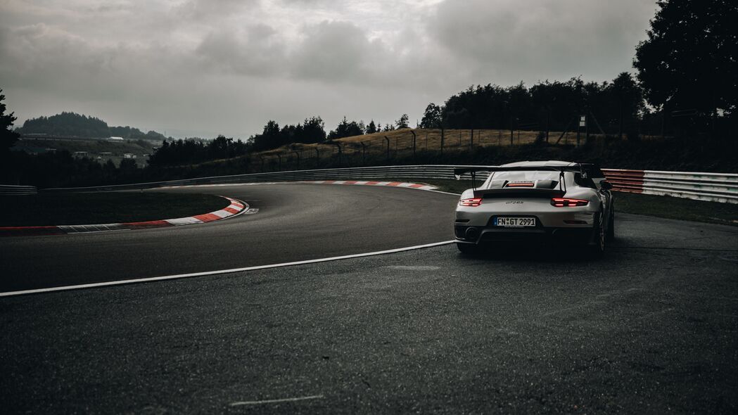 保时捷911 GT2 RS灰色跑车高清4K壁纸，炫酷后视轨道，3840x2160分辨率下载