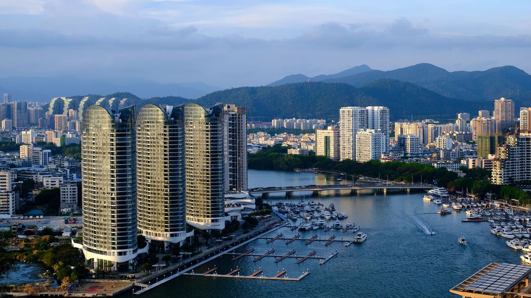 城市鸟瞰，摩天大楼与河流美景，4K超高清壁纸（3840x2160）免费下载