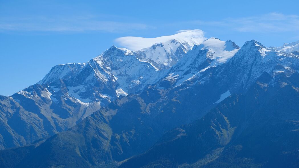 4K超清山脉雪景壁纸，云卷云舒的自然风光，3840x2160高清下载