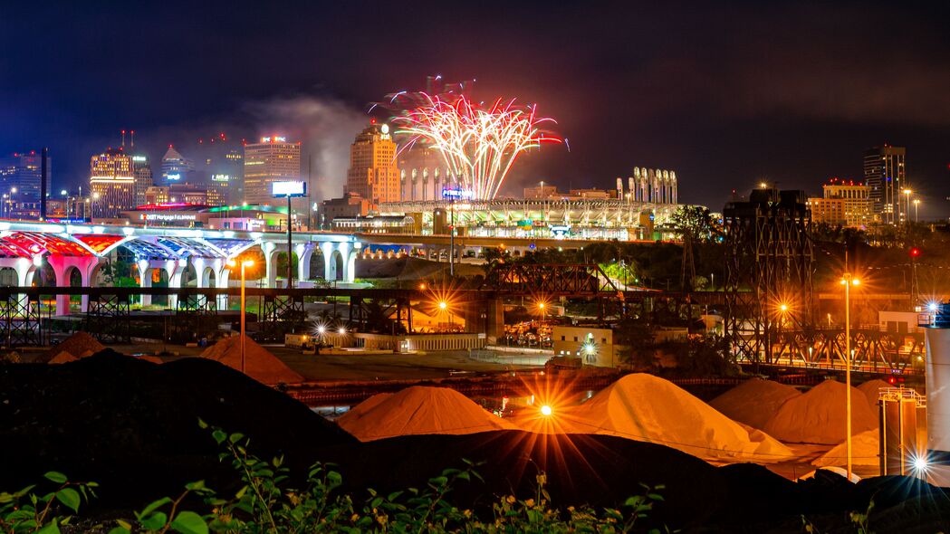 城市夜景璀璨，建筑烟花绽放，深色火花点亮4K壁纸，高清3840x2160风景图片下载