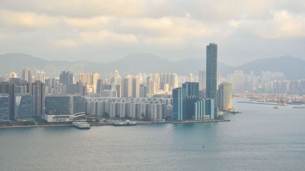 城市天际线鸟瞰，水映浅色建筑，4K超高清壁纸（3840x2160）免费下载