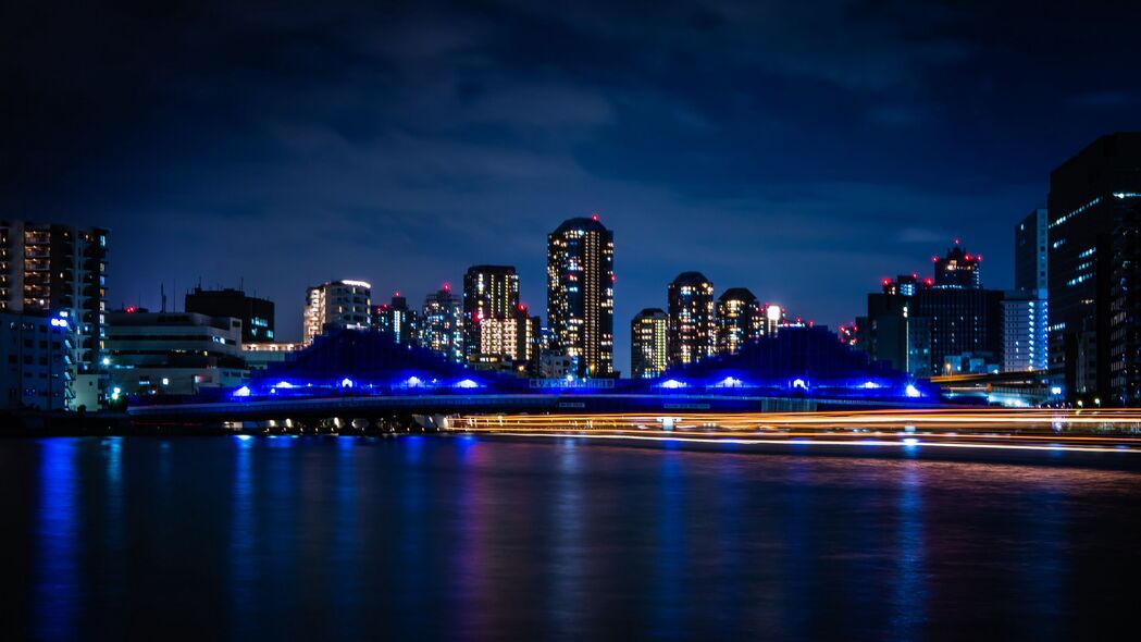 城市夜景，建筑灯光璀璨，深色4K壁纸展现水韵之美，3840x2160高清风景图片下载