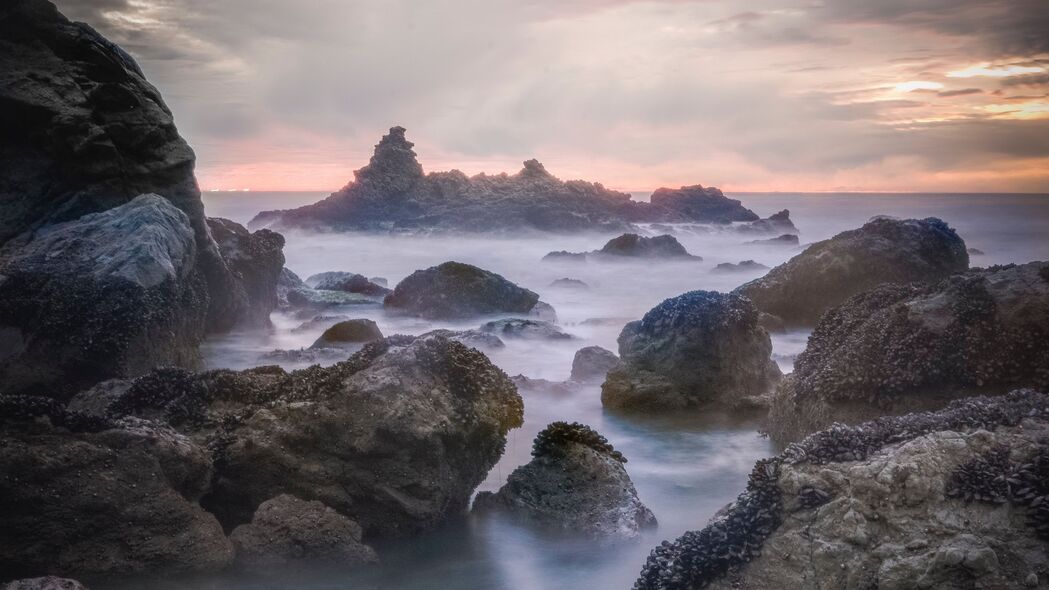 4K海洋岩石雾景壁纸，高清3840x2160风景图片，石头与海浪的完美融合