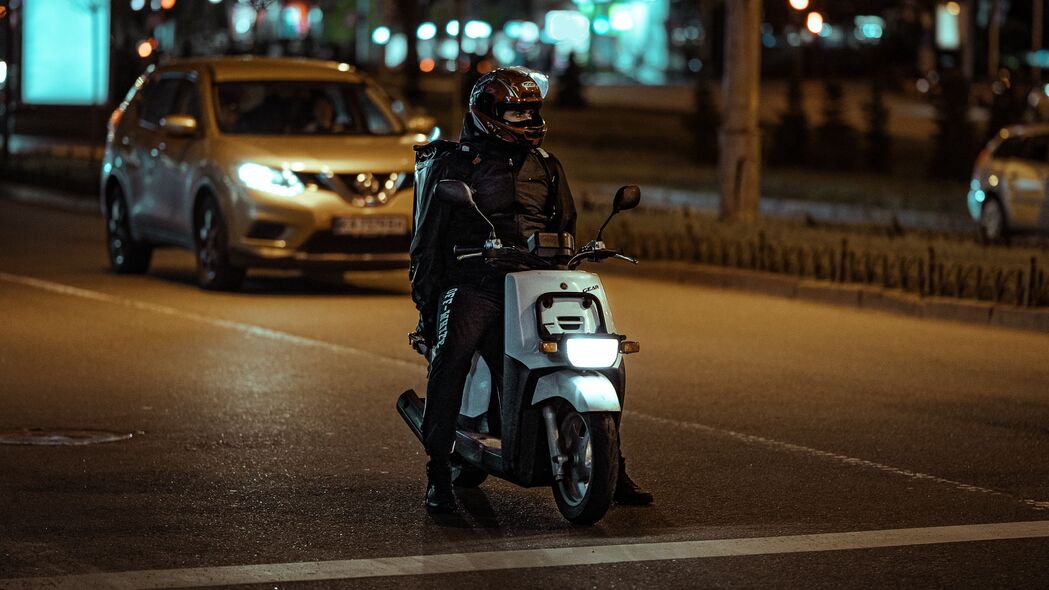 轻便摩托车驰骋夜道，惊艳4K高清壁纸，3840x2160分辨率，免费下载！