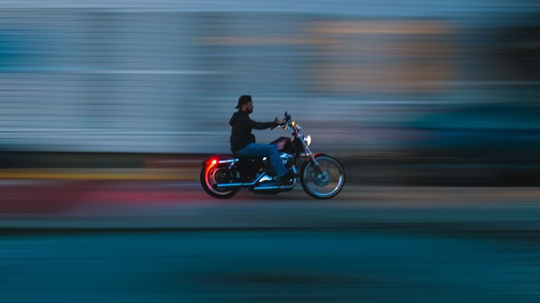 极速激情，摩托车与自行车4K超清壁纸，3840x2160分辨率，运动模糊效果，下载即享