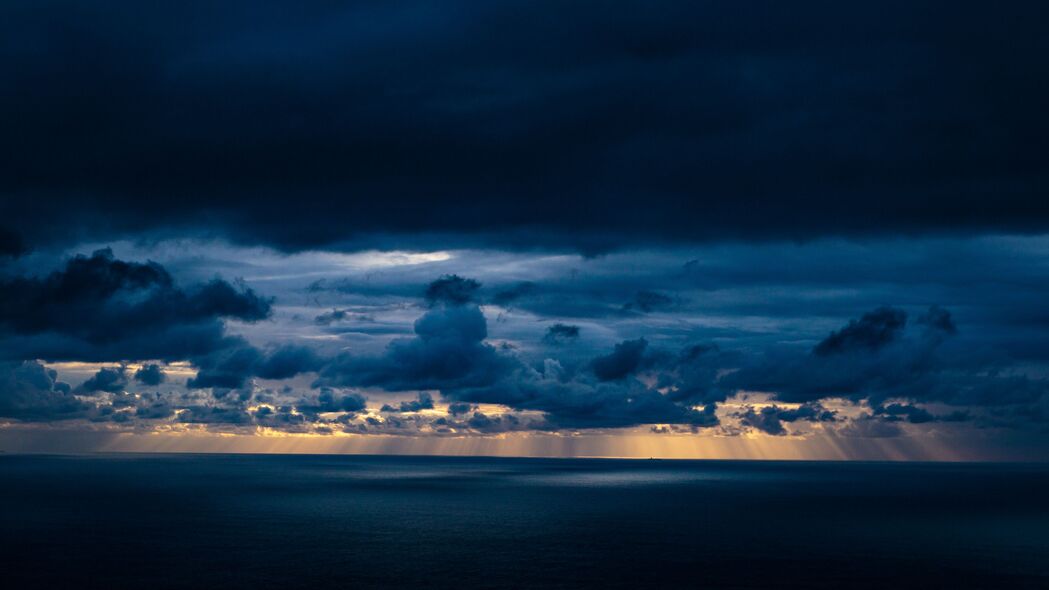 云卷天空光线舞，深海4K壁纸尽览无余——3840x2160超清风景图片，一键下载尽享视觉盛宴！