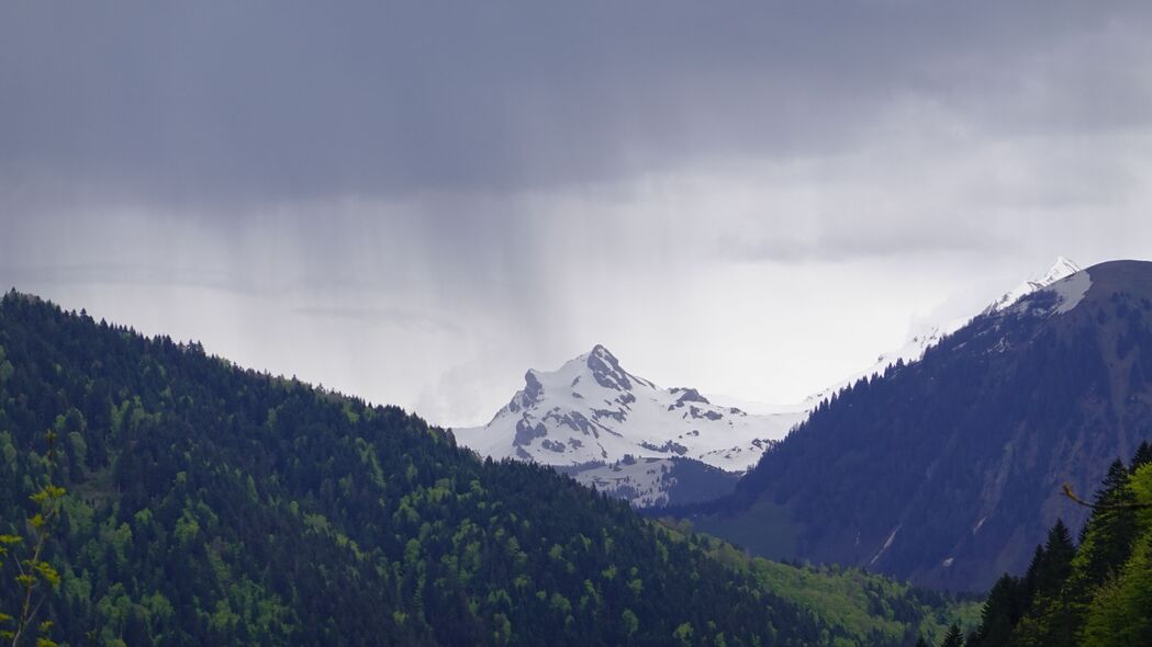 4K超清壁纸，山峰森林雨景，高清美景尽在眼前，3840x2160分辨率畅享视觉盛宴