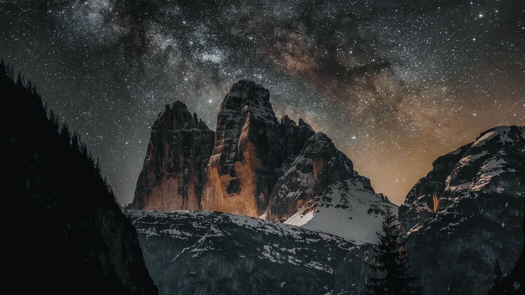 夜晚山脉雪景，星光银河下的深色4K高清壁纸（3840x2160）免费下载