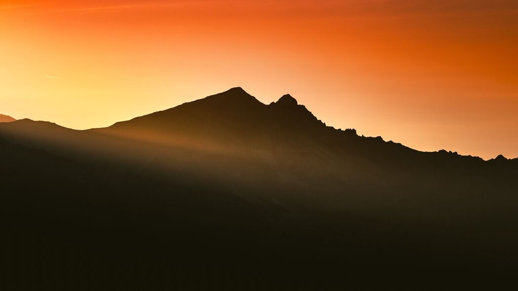 绝美山景剪影，日落黄昏，阳光洒满大地——超清4K壁纸，3840x2160高清下载