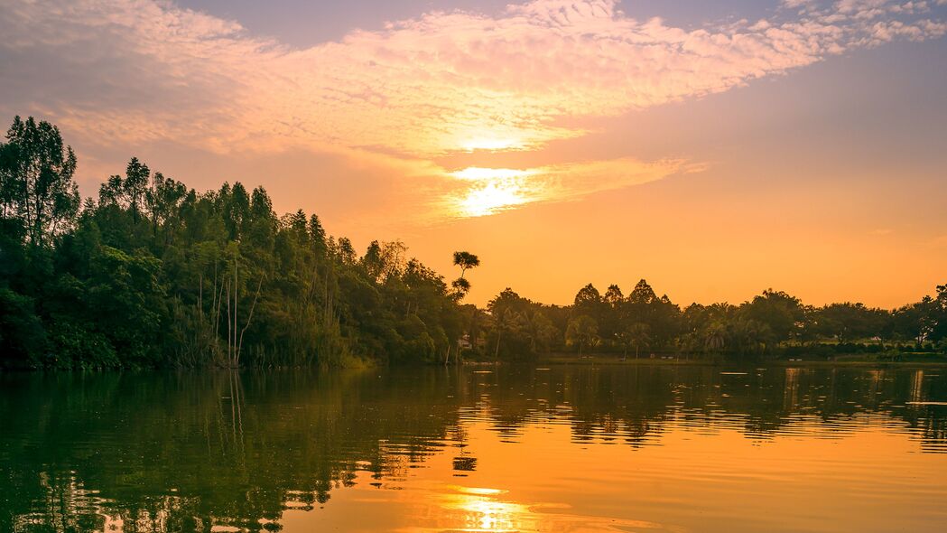 4K超清自然美景，树木环抱湖泊，日落余晖映晚霞，高清壁纸3840x2160免费下载