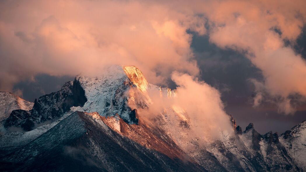 山峰云雪绝美风景，4K超清壁纸，3840x2160高清大图，免费下载