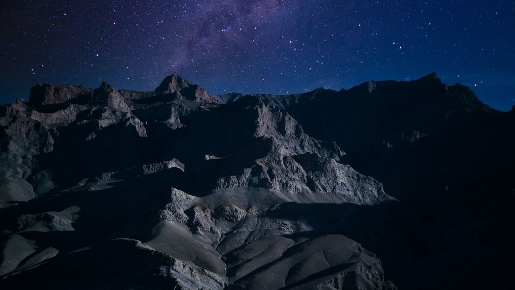 山脉星辰之夜，深色调4K高清壁纸，3840x2160分辨率，绝美风景一键下载