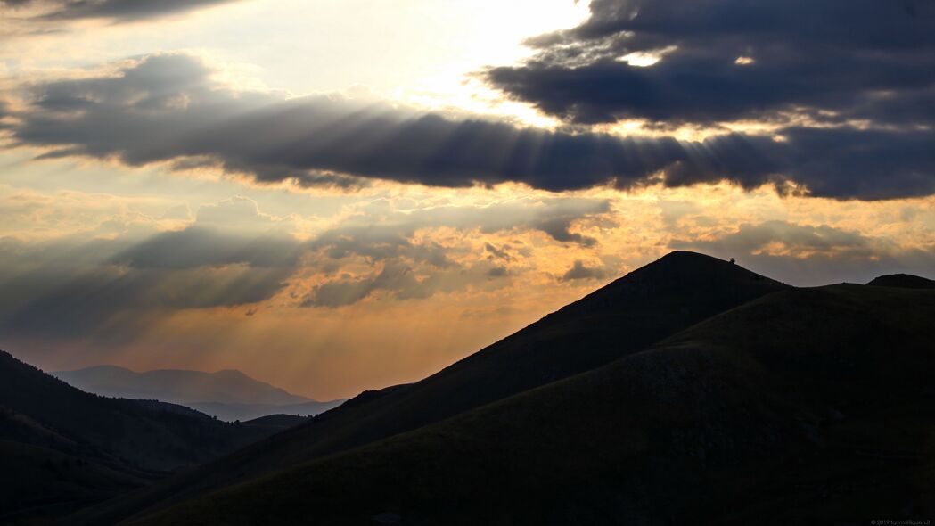 山脉丘陵云景，太阳射线映深色之美——4K高清壁纸，3840x2160超清下载