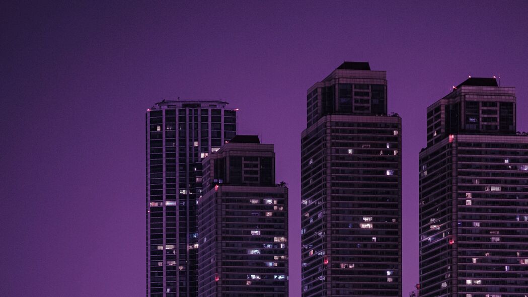 摩天大楼之夜，深紫夜色中的城市辉煌，4K超清壁纸下载（3840x2160）