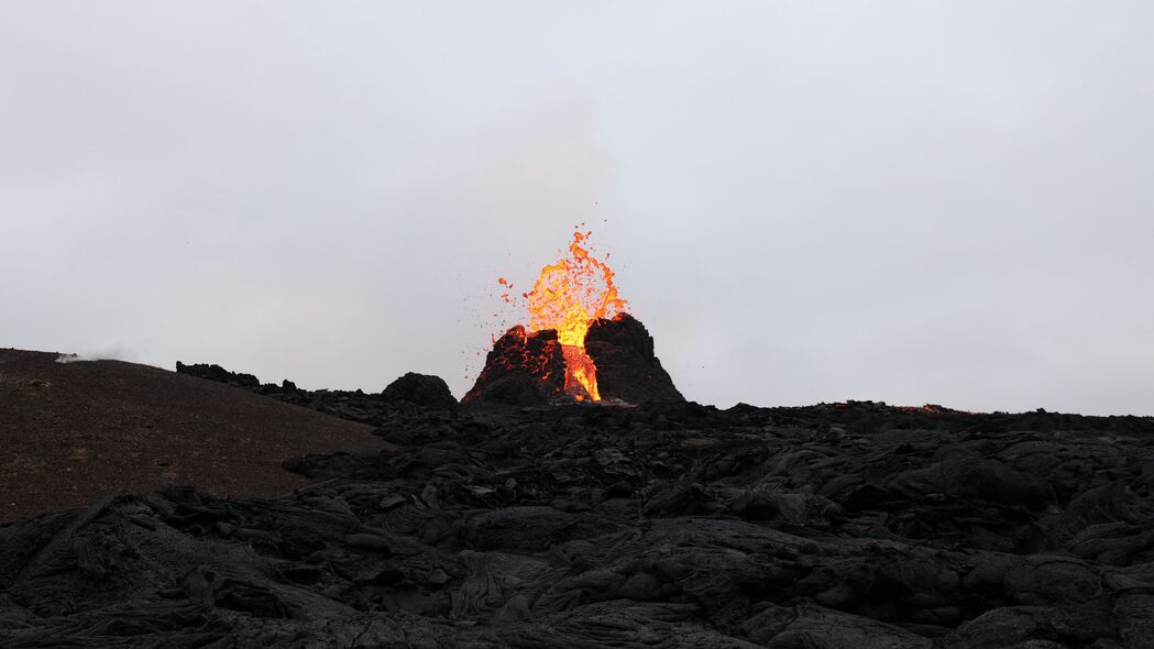 火山熔岩喷发壮观瞬间，热喷涂4K高清壁纸，3840x2160超清风景图片下载
