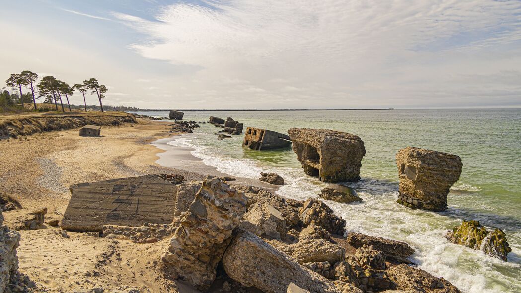 海滩废墟风光，4K超高清壁纸，树木大海相映成趣，3840x2160免费下载