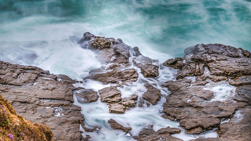 4K超高清海水波浪冲击岩石壁纸，3840x2160精美风景图片，一键下载