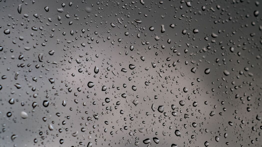 高清4K壁纸，灰色玻璃表面水滴微距，雨水痕迹细腻呈现，3840x2160分辨率下载