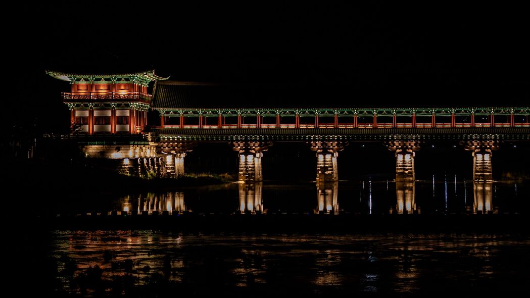 夜晚背光下的宝塔建筑，深色4K高清壁纸，3840x2160分辨率，绝美背景图片免费下载