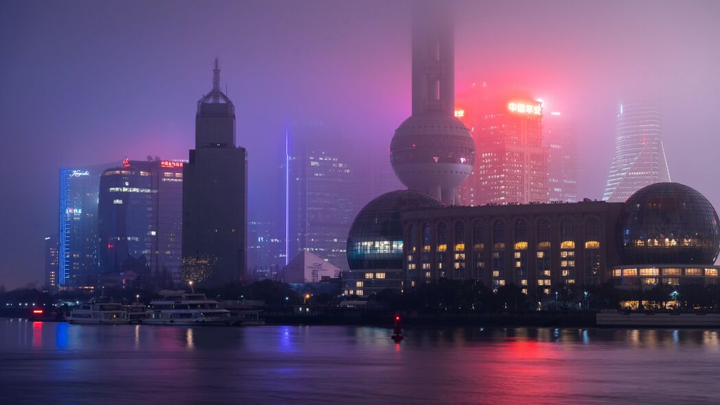 夜城魅影，雾锁霓虹，建筑背光，绝美4K高清壁纸（3840x2160）