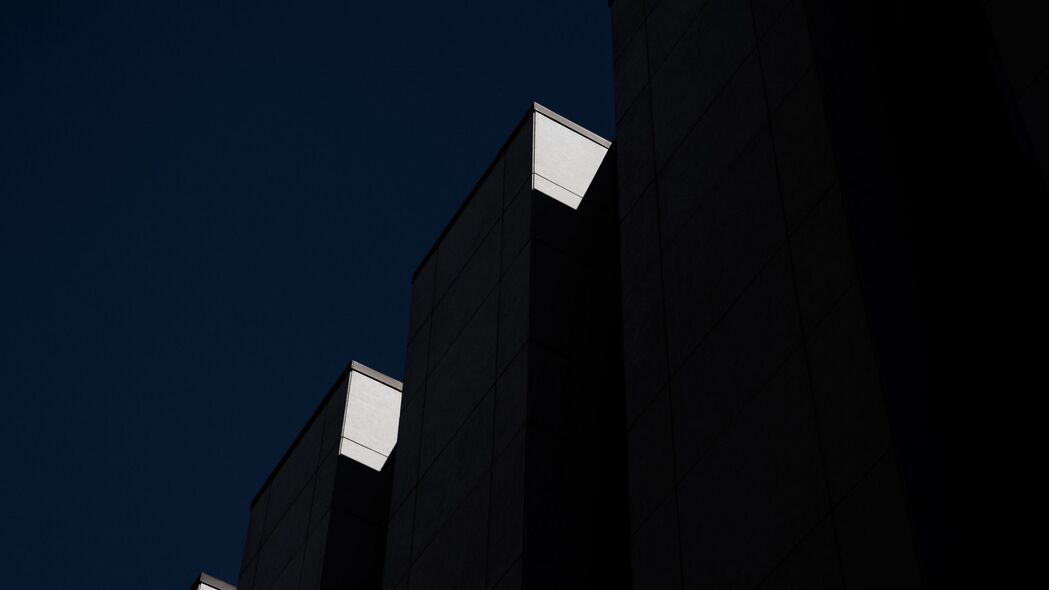 建筑仰视图，深色调色板，4K超高清壁纸，3840x2160分辨率，一键下载