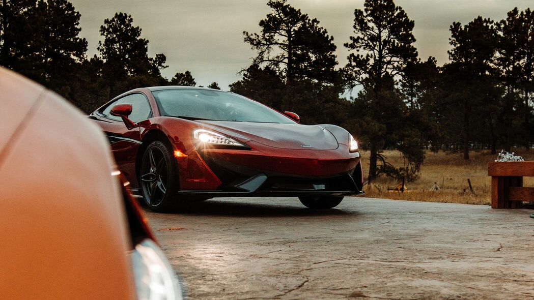 mclaren超级跑车，红色炫光大灯4K高清壁纸，3840x2160分辨率免费下载