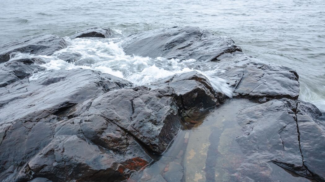 岩石海浪交织，海洋之美尽展眼前——4K高清壁纸（3840x2160）免费下载
