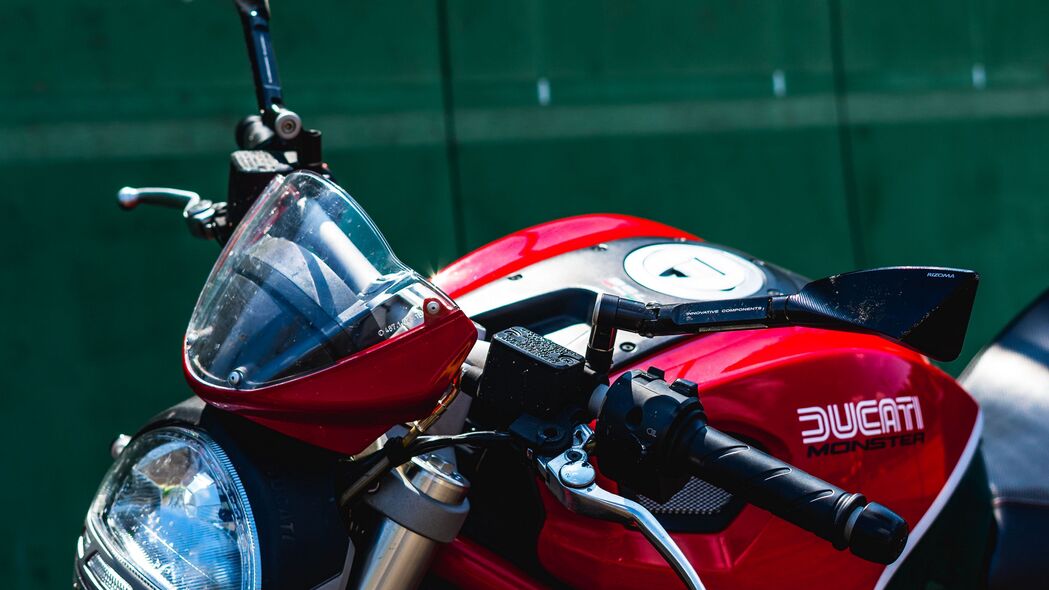 Ducati摩托车与自行车，惊艳红色4K高清壁纸，3840x2160分辨率，免费下载