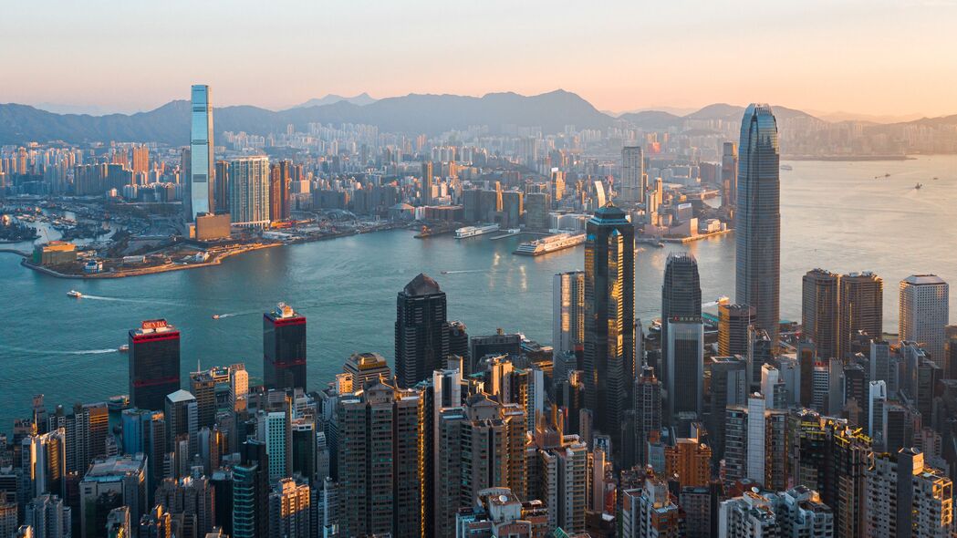 城市天际线鸟瞰，河流环绕的4K超高清建筑风景壁纸（3840x2160）免费下载