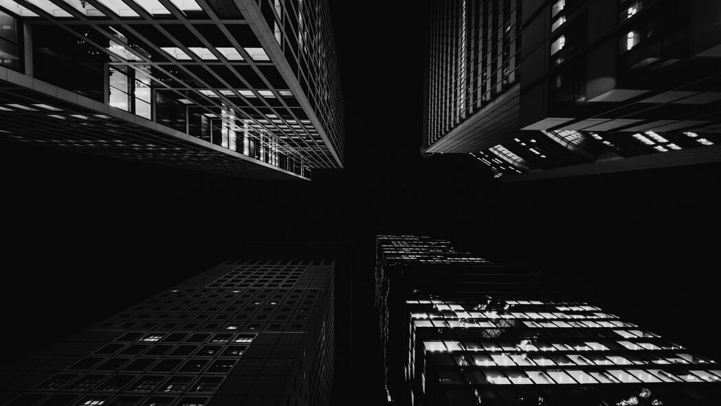 建筑仰视图，高清4K黑白壁纸，3840x2160分辨率，极致细节背景图片免费下载