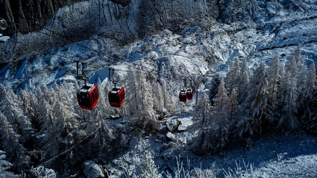 冬日缆车上升，林间雪景小屋，高清4K壁纸，3840x2160超高清背景图片下载